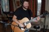 Bagarn l�gger gitarr p� "Jag ger mig aldrig". Observera papperdisten.